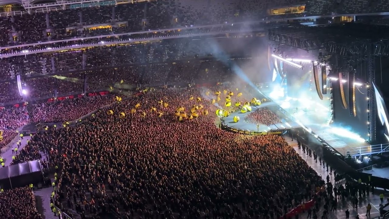 Metallica Perth 1st November 2025 m72 tour SEEK AND DESTROY!! Where the balls were released!