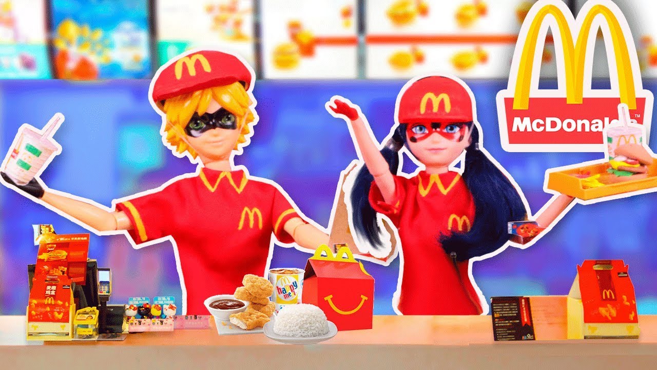 LADYBUG y CAT NOIR dejan de ser SUPERHEROES para TRABAJAR en McDonalds 🍟🍔🥤 Juguetes Fantásticos