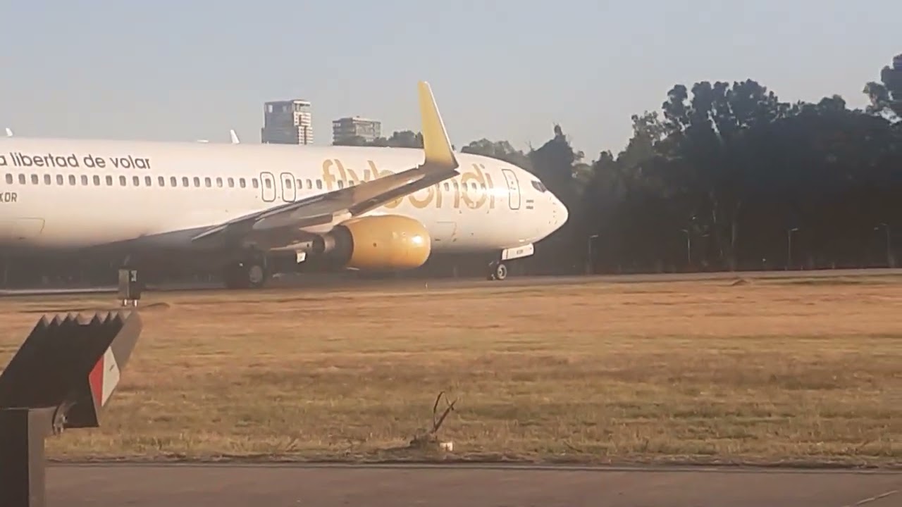 Boeing 737 800 LV-FUB AA - Boeing 737 800 LV-KDR Flybondi - Boeing 737 800 LV-FYK pista 13