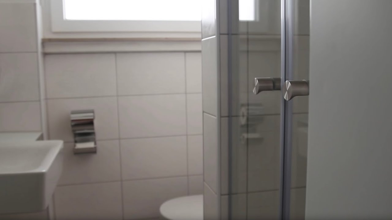 Nischen Dusche aus Echtglas mit Edelstahl Beschl&auml;gen