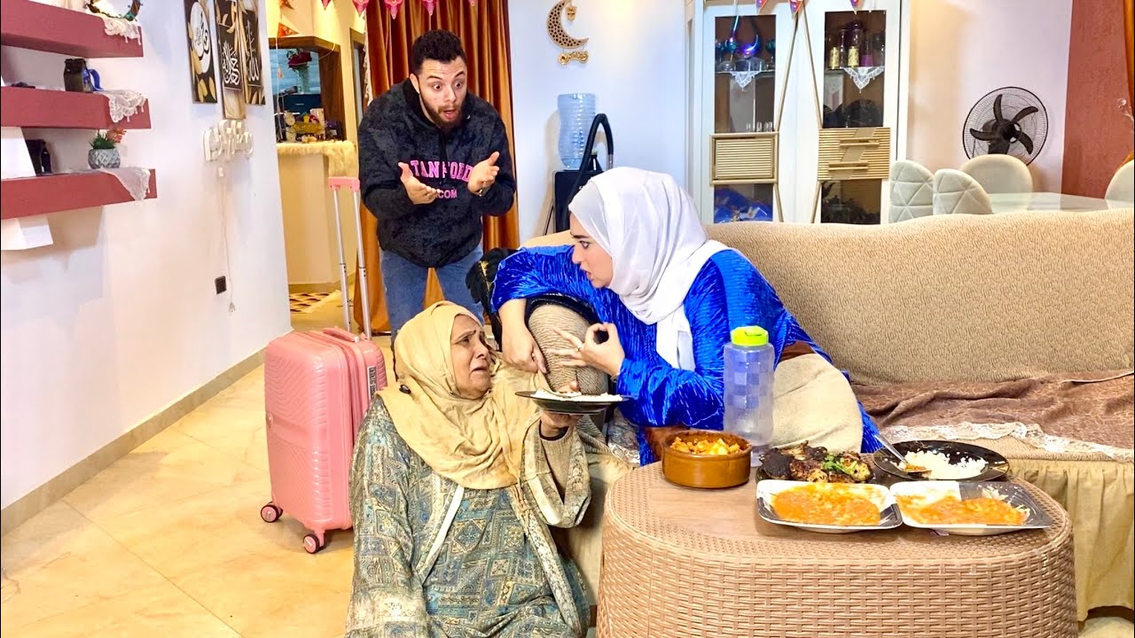 رجع بعد غربه 15 سنه شاف امه بتاكل علي الأرض والسبب مراته - شوفو حصل ايه !