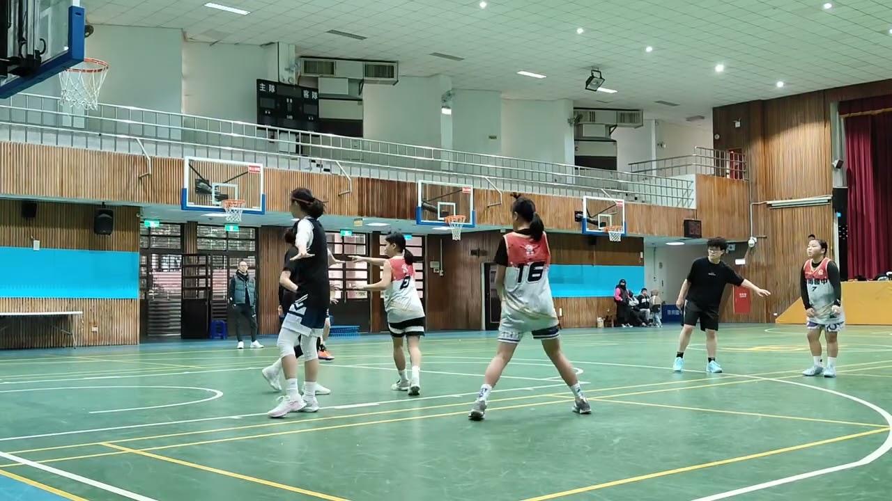2/8龍岡國中V.S籃球打起來🏀第六段，zoo帶球過半場助攻給小魚得分，這個play超流暢💯157也進幾球有補到👍瑋瑋的長傳真滴猛~小安傷退小魚差一點點點🥶辛苦大家了🫡💪順利完成友誼賽❤️💯妳們超棒！