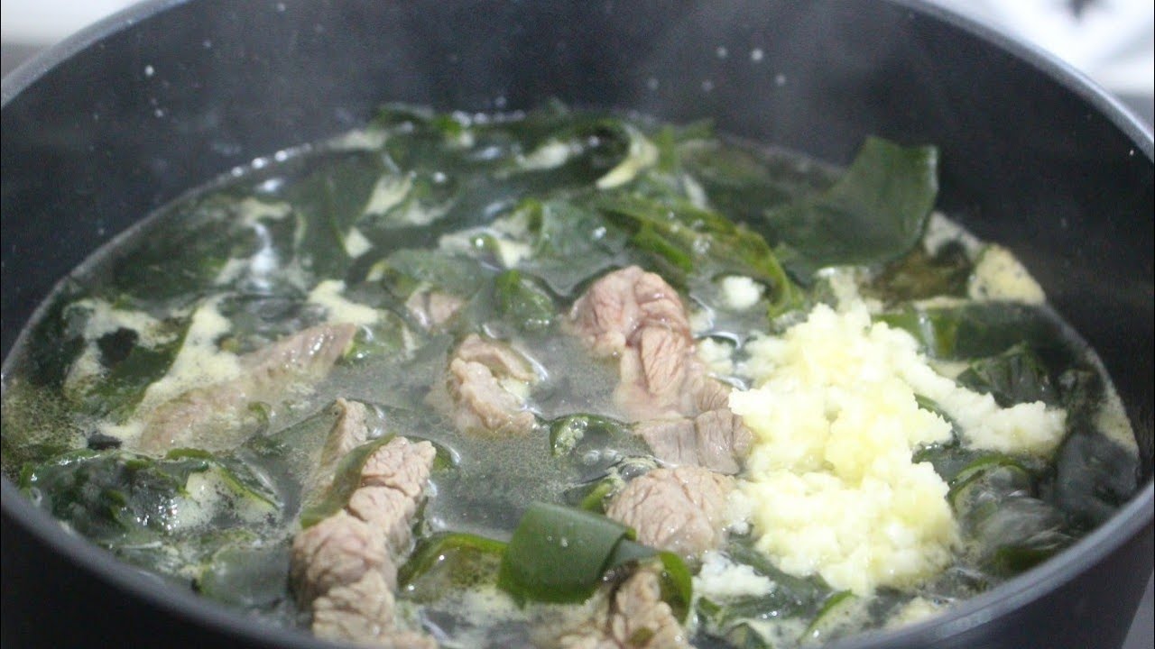 【韓国料理】牛肉のわかめスープ：ミヨッグッ(쇠고기 미역국Soegogi Miyeokguk) | and Kitchen