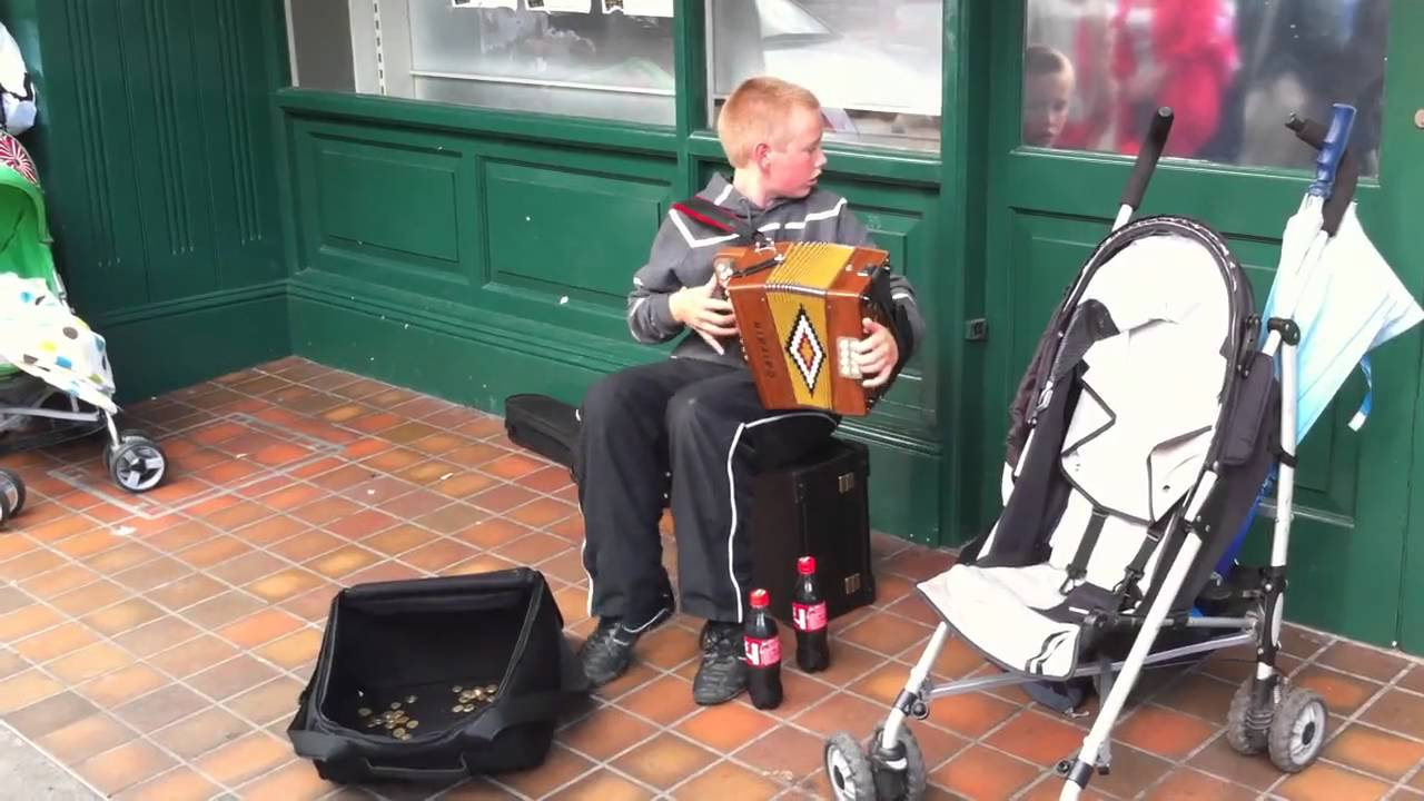 Colm Slattery busking in Cavan (hornpipe & reels)