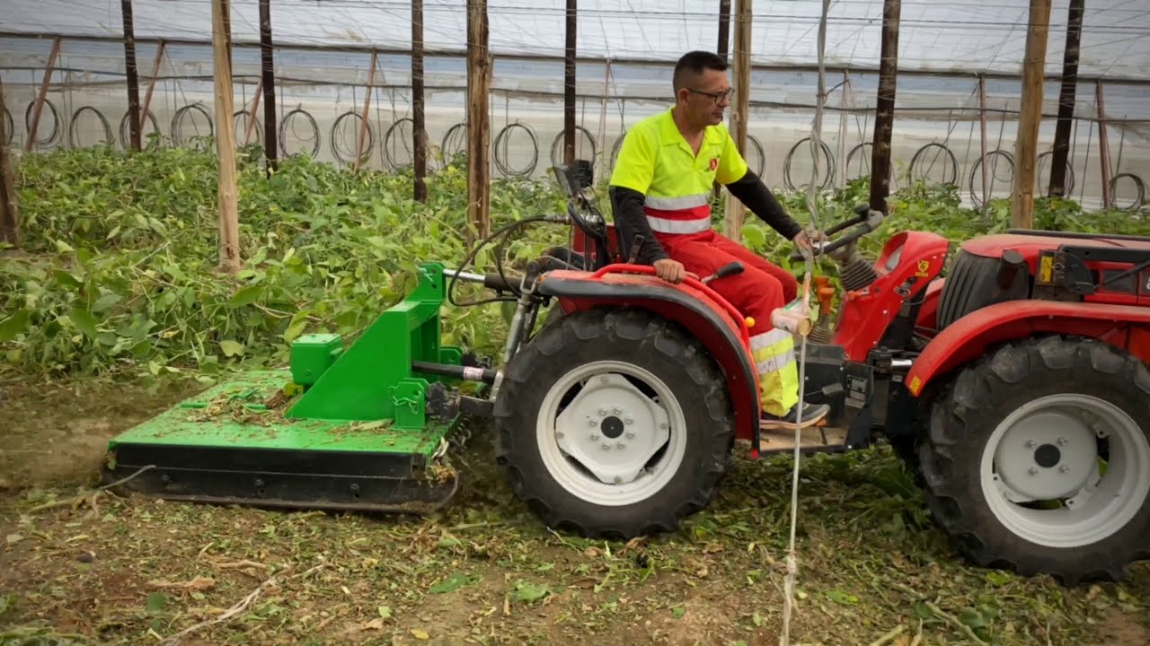 Tractores Antonio Carraro sn 5800 trabajando con Trituradora de Vegetales y separador de Hilos