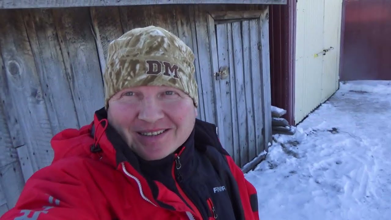 Зашли на лед. Поставили хапуги.Натаскали кучу  окуней.
