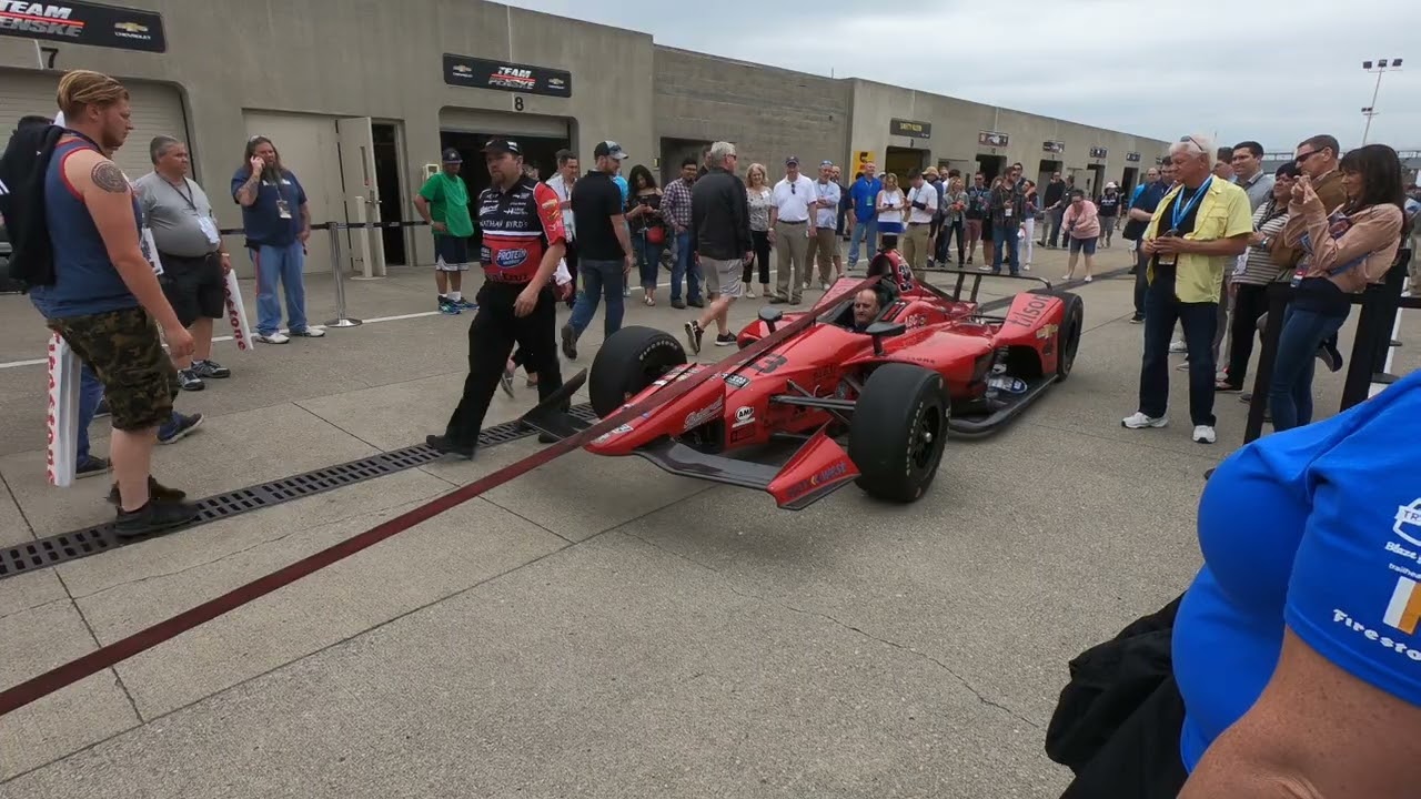 IndyCar выезжает из гаража