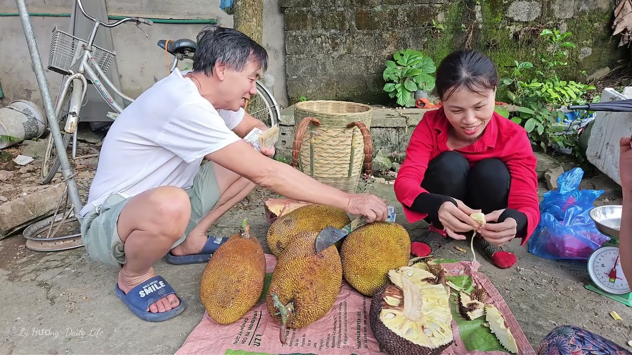 I took jackfruit to the market to sell and met a grumpy old woman.
