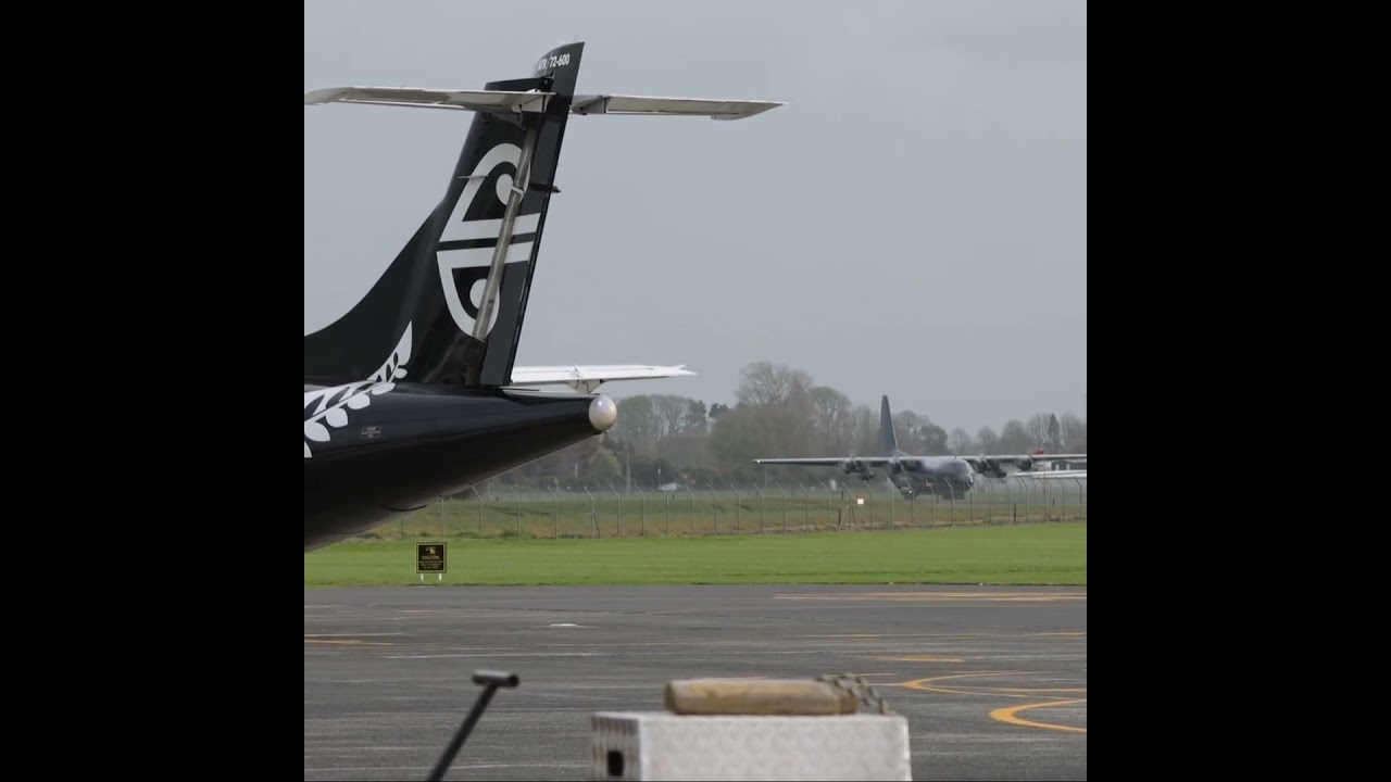 Самолет C-130 Hercules доминирует на взлетно-посадочной полосе 