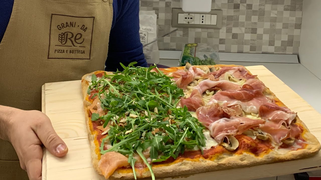 Pizza in teglia fatta in casa con biga e farina di grani siciliani