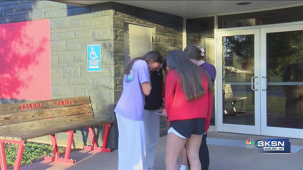 &lsquo;We could've gone so far&rsquo;: Argonia High volleyball players devastated after rule confusion ends seas