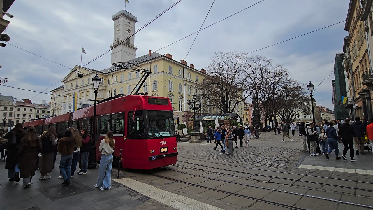 Lviv / Львів, розквітли дерева, весна, піша прогулянка центральною частиною міста.