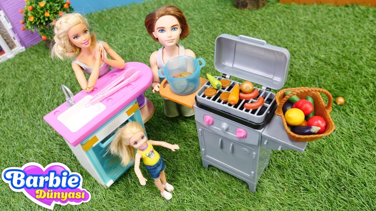 Barbie oyunları. Barbie Ailesi bah&ccedil;ede mangal yapıyor. Barbie videoları