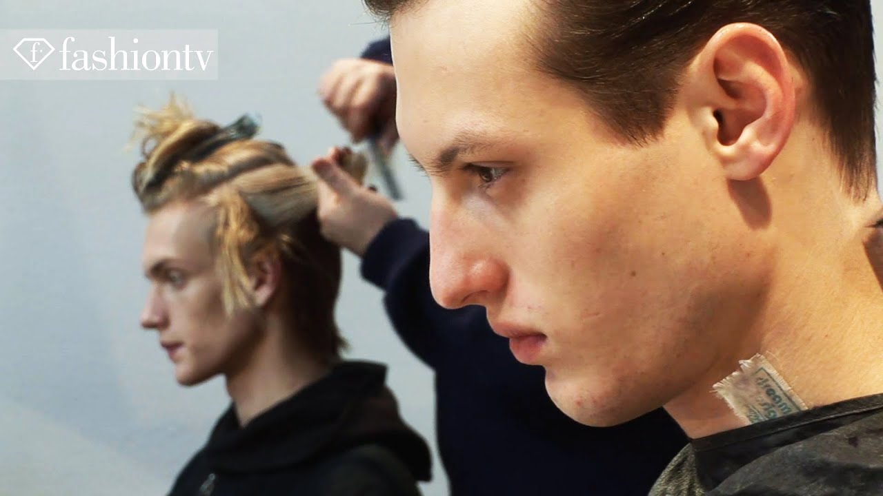 Модели-мужчины за кулисами показа Costume National Men Fall 2012 — Неделя мужской моды в Милане |...