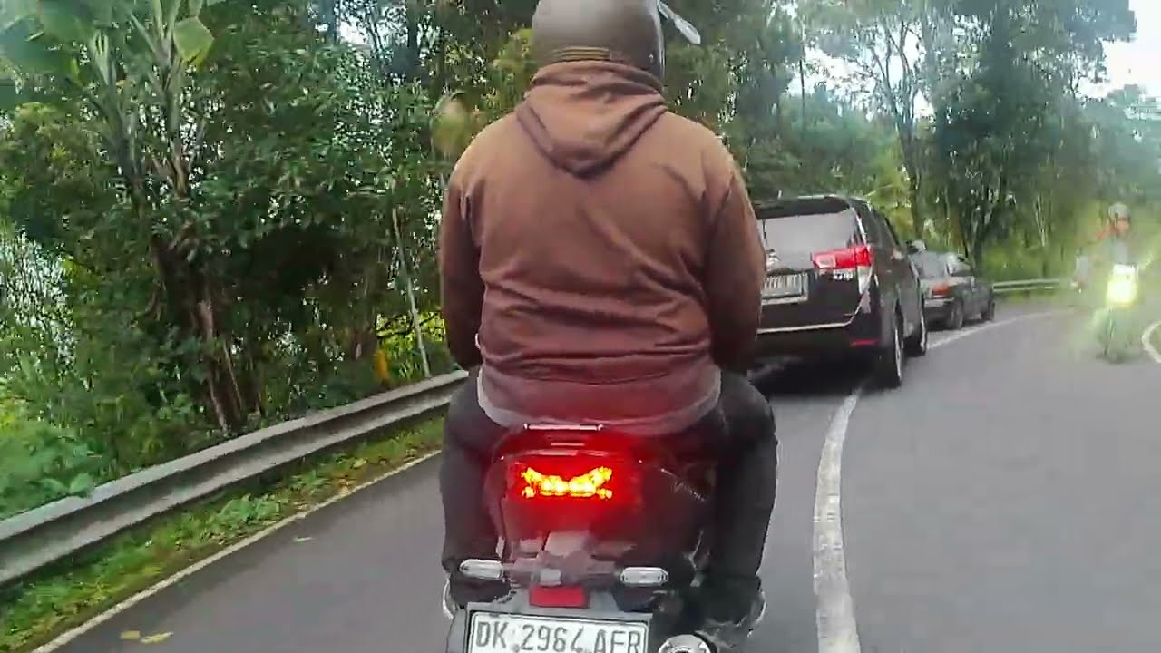How to Safely Overtake on Uphill and Downhill Roads