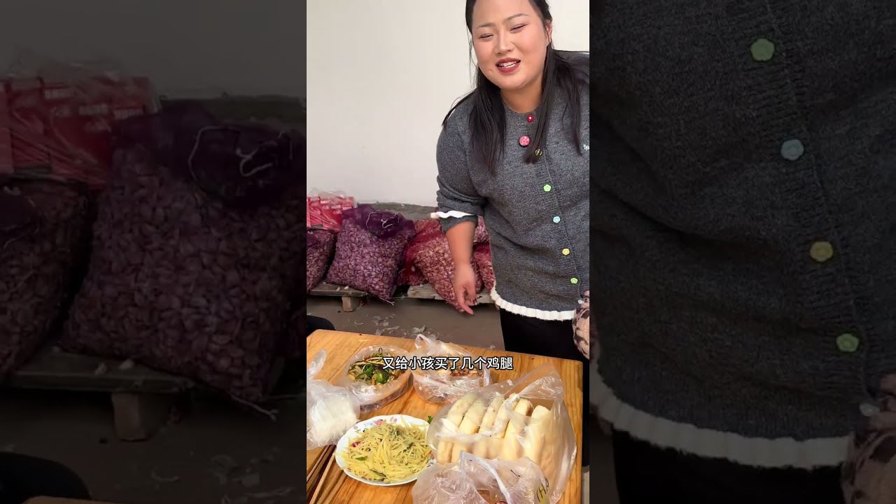 种蒜季带娃帮大娘剥蒜！大闺女跑腿买猪头肉和鸡腿顺利完成任务。 午饭大家围在一起吃的超香。大人忙小孩闹，又是热热闹闹的一天！❤️ 