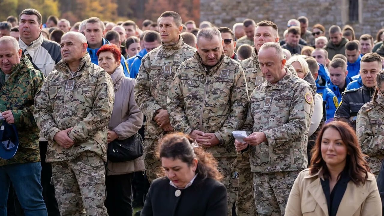 Negdje ispod skromne, ali ponosne Borovice, o kojoj malo tko zna,stoji grad Bobovac🙏🇭🇷🙏🍂
