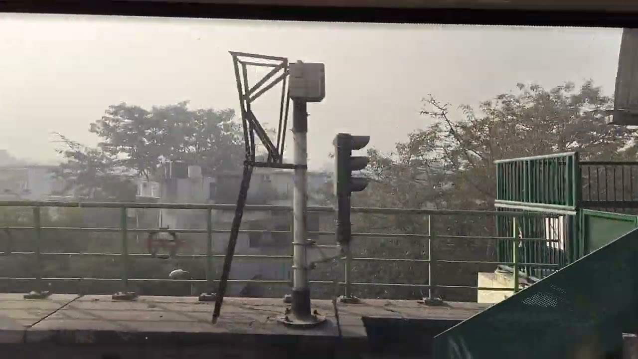 Pollution se preshan delhi metro 🚇#yts#love #trending #delhimetro #travel #trending #shortsfeed