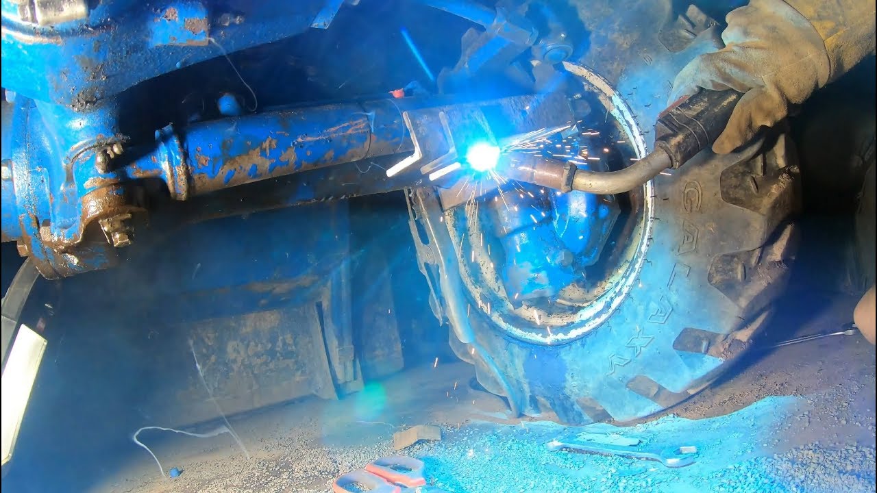 Fixing a steering cylinder on a tractor