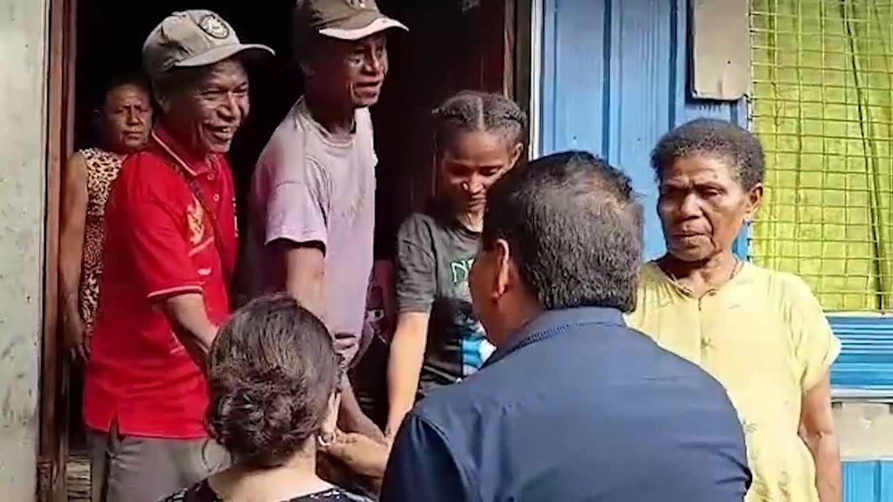 ANGGOTA DPR RI TONNY TESAR KUNJUNGI RUMAH DUKA DAN BERI BANTUAN KEPADA KELUARGA IRENE SOKOY DI HOBON