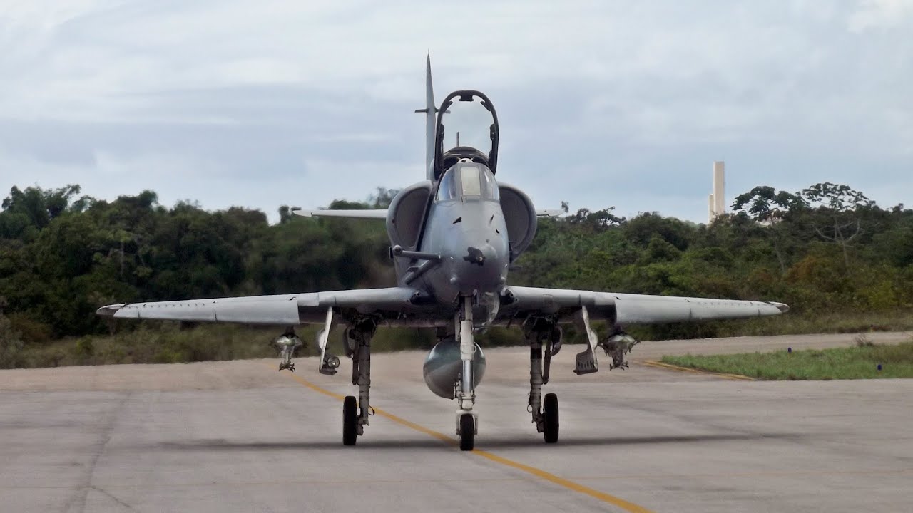 A-4 Skyhawk [Esquadrão VF-1] treinamento na ALA 10 [Base Aérea de Natal] #3