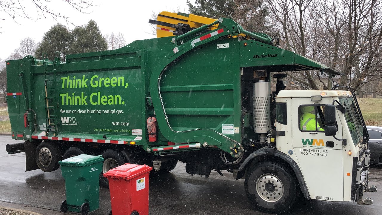 WM Mack McNeilus Curotto Can Garbage Truck
