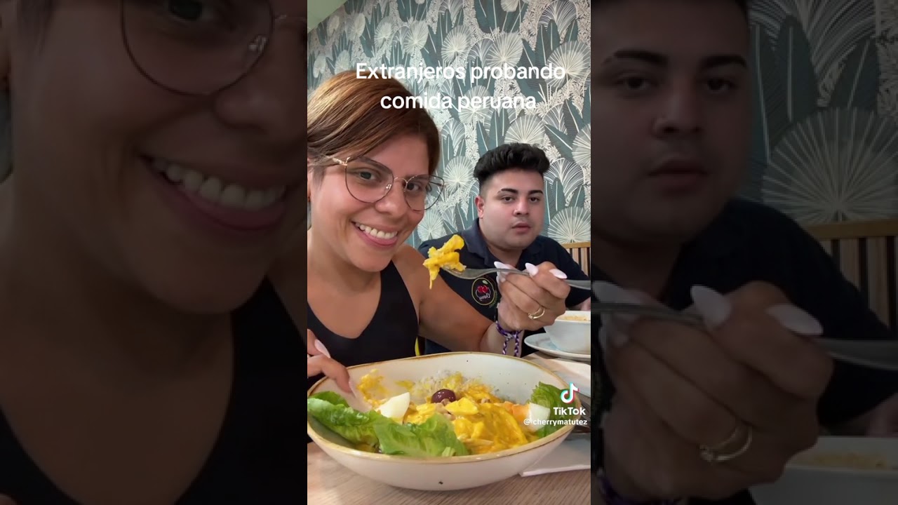 Extranjeros probando comida peruana 