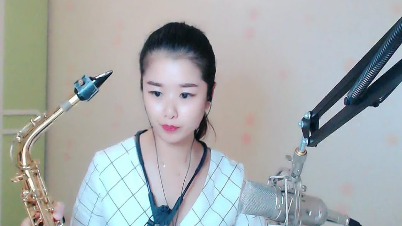小雪萨克斯演奏《漂洋过海来看你》醉人歌声吹出爱情的苦涩