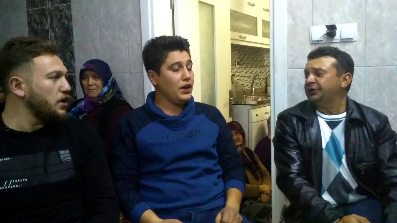 Manisa DEMİRCİ MAHMUTLAR köyünde ZEKAİ Çıracı'nın ASKER eğlencesinde köylüler TÜRKÜ söylüyor
