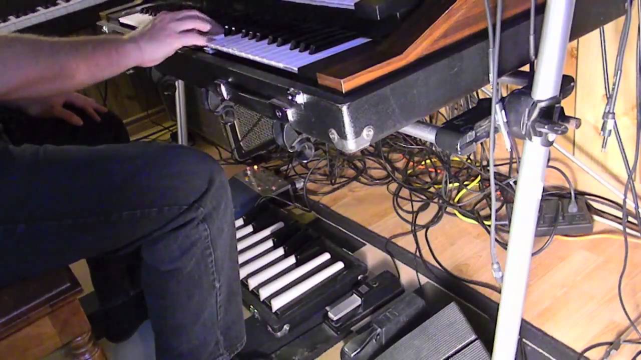 Yamaha SK50D - The Pedals