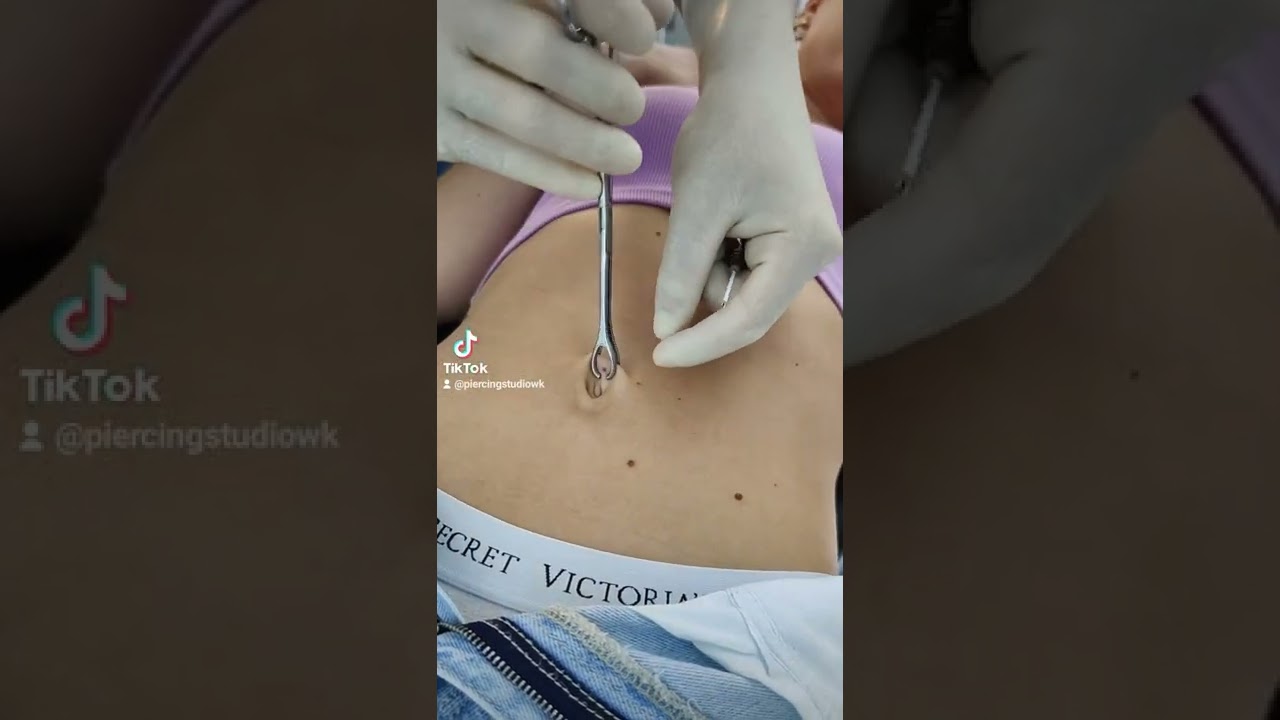 Anna bekommt ein 🔥 Bauchnabel Piercing 💉 #PiercingStudioWermelskirchen #piercing #girl #tiktok