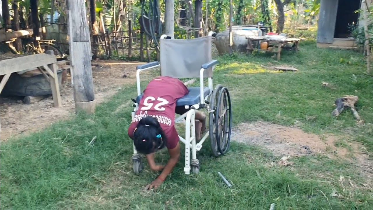 លោកយាយខុម រស់នៅតែពីនាក់ចៅពិការកំសត់ណាស់ By Pou Vot