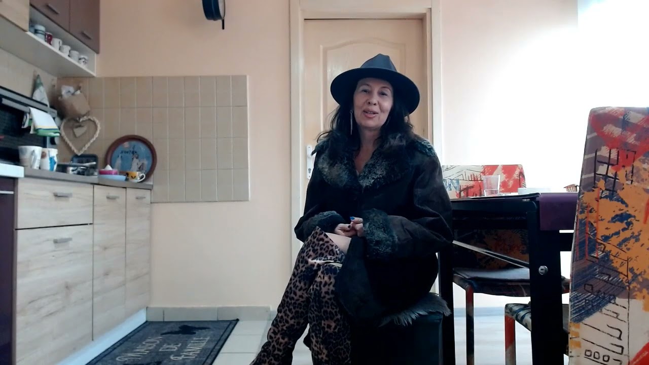 manteau en daim marron avec la fausse fourrure
