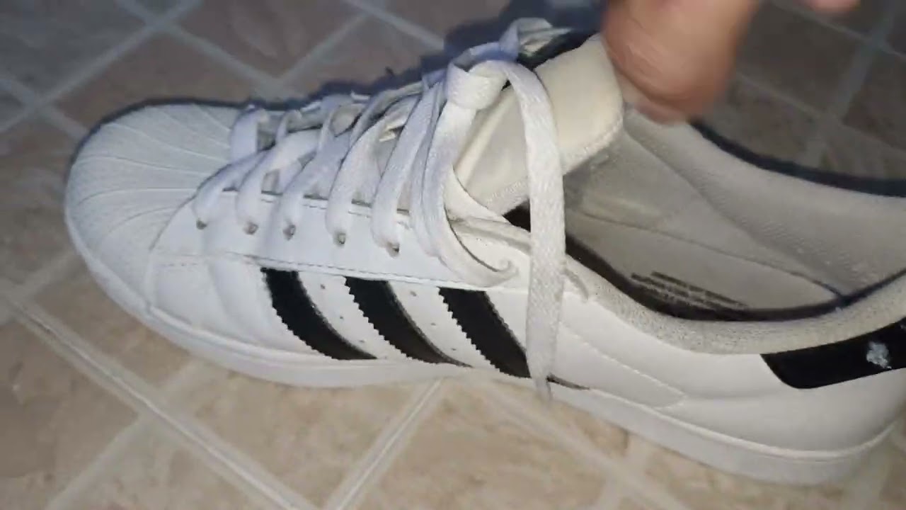Sockless Adidas superstar 2 day