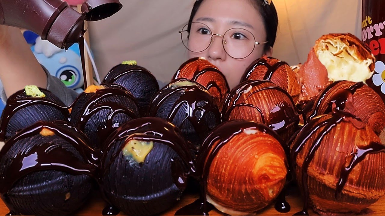 크로와상볼 크로볼🥐 초코시럽 뿌려서 크림 크로와상 디저트 먹방 Dessert Mukbang