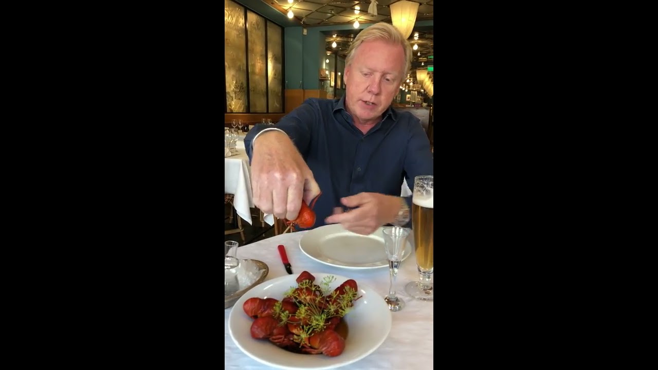 Hur äter man kräftor-How to eat Crayfish Swedish way (subtitled)