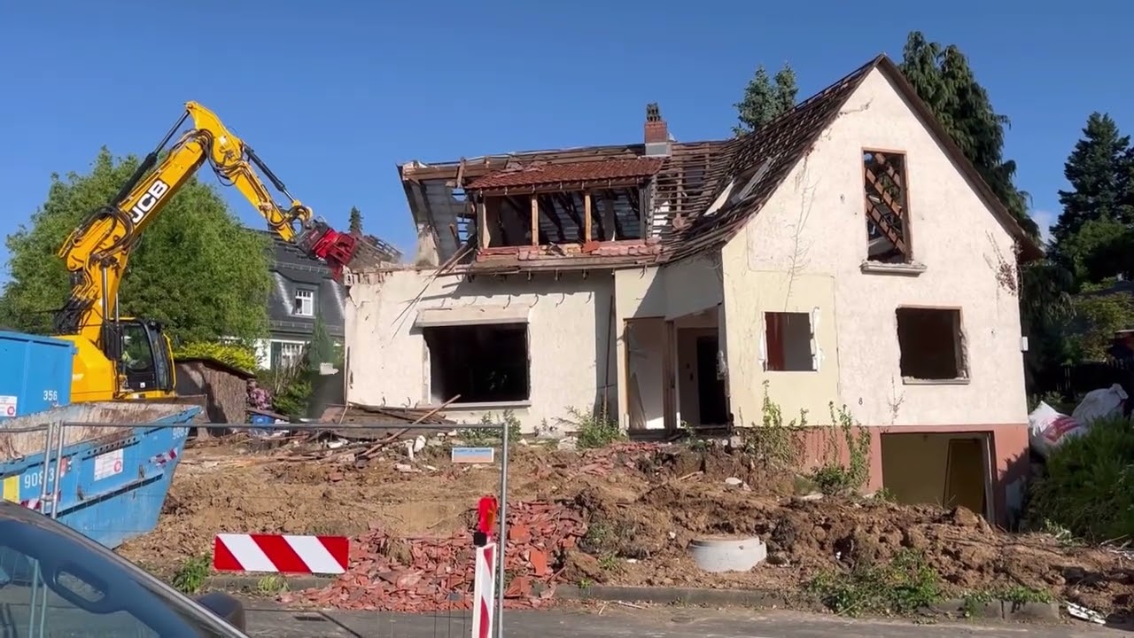 Abriss eines Einfamilienhauses mit Abrissbagger 