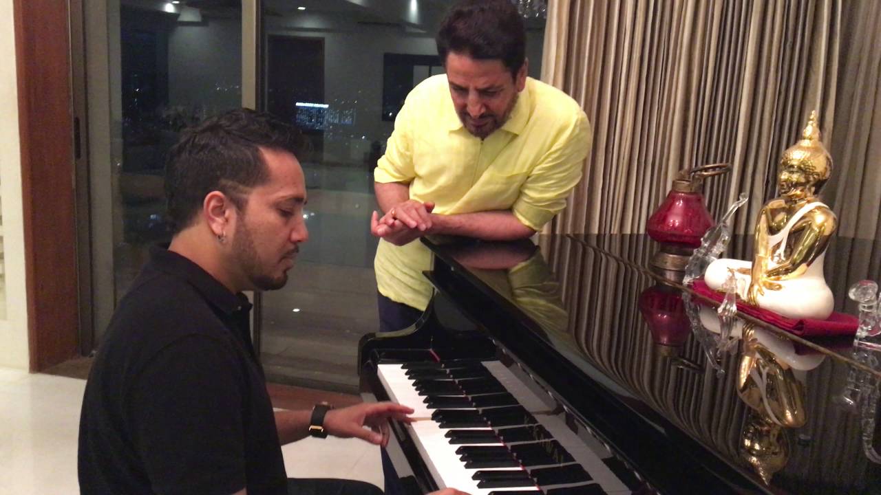 MIka Singh playing the Piano serenading the Lagendary Gurdas Maan ji at his home in Mumbai