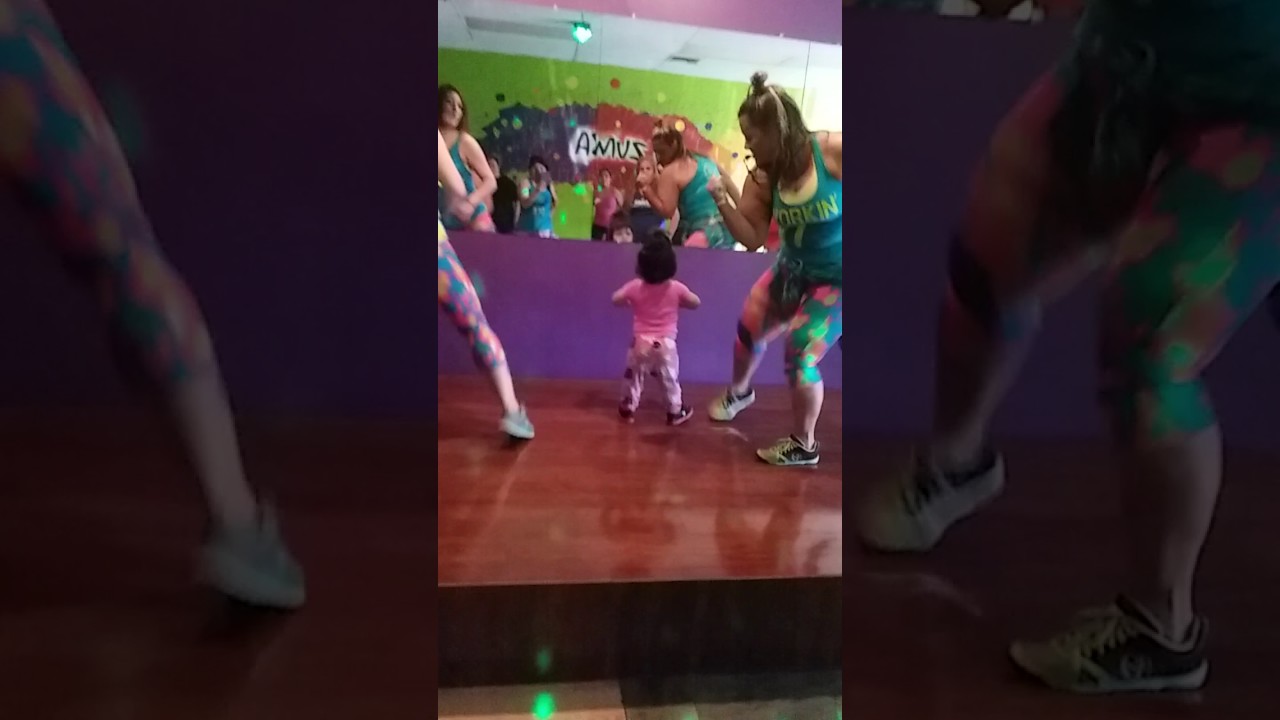 LA  MINI INSTRUCTOR DE ZUMBA.  2 A&Ntilde;ITOS Y MIRA COMO BAILA