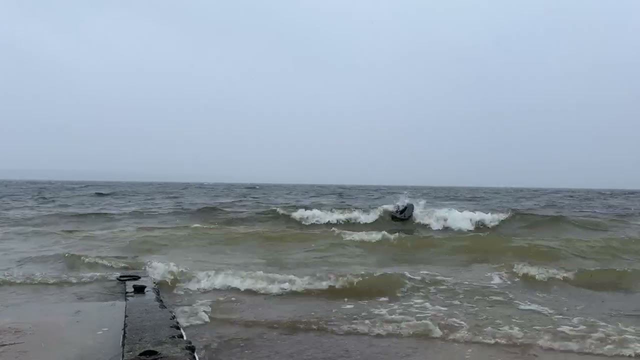Łódka zanętowa Monster Fishing C5, ostatnie zimowe pływania na fali.