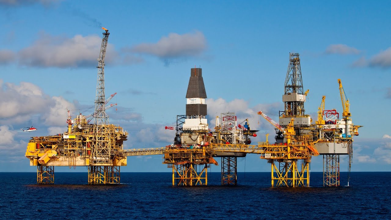 The Process of Extracting and Refining Oil from the Deep Sea