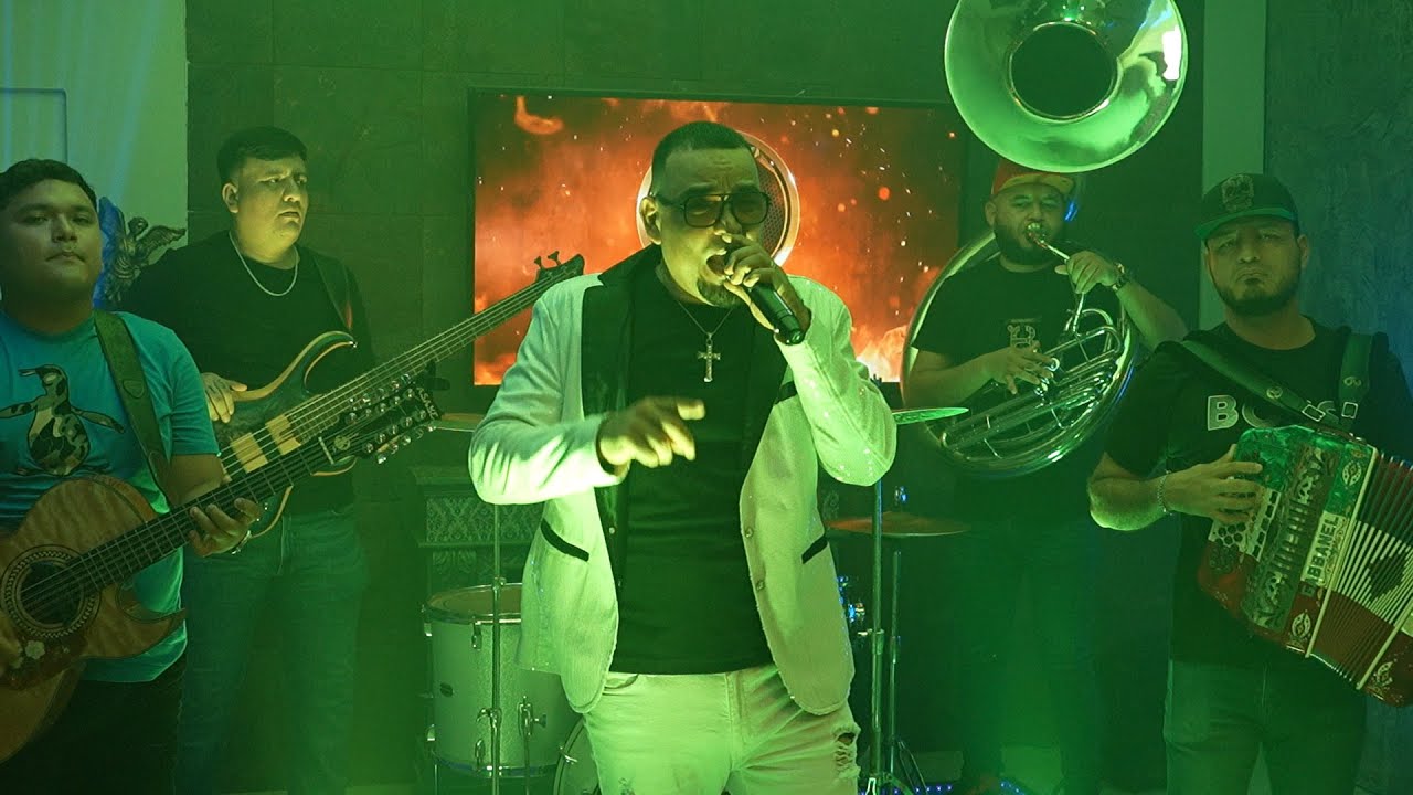 Ala orden del N / Jason Arreguin