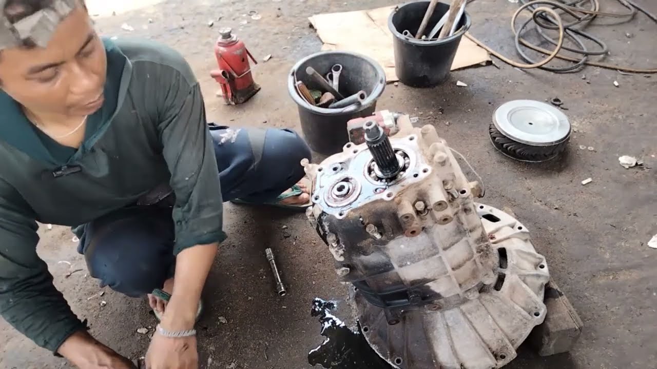 bongkar mesin transmisi  kol T | young mechanic