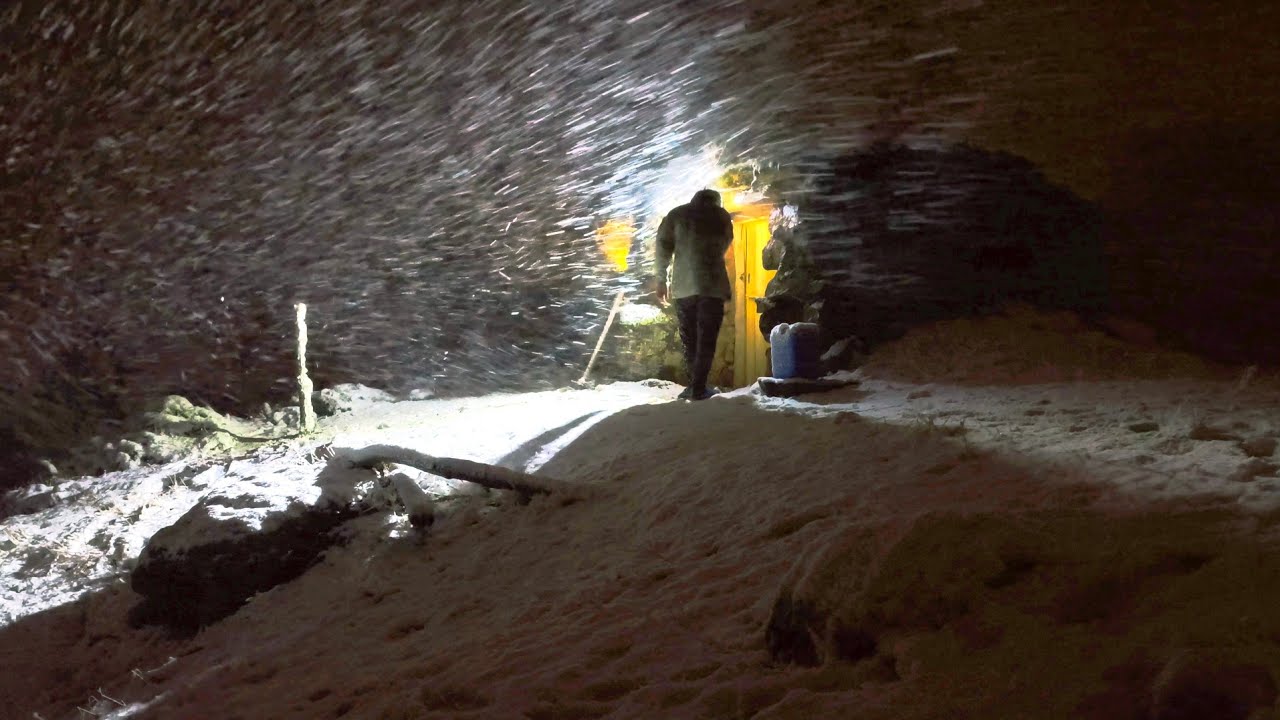 Yoğun Kar Fırtınasında Dağ Evinde Yaşam ❄️❄️Mountain Cabin in Heavy Snowfall ❄️ Peaceful Winter Life