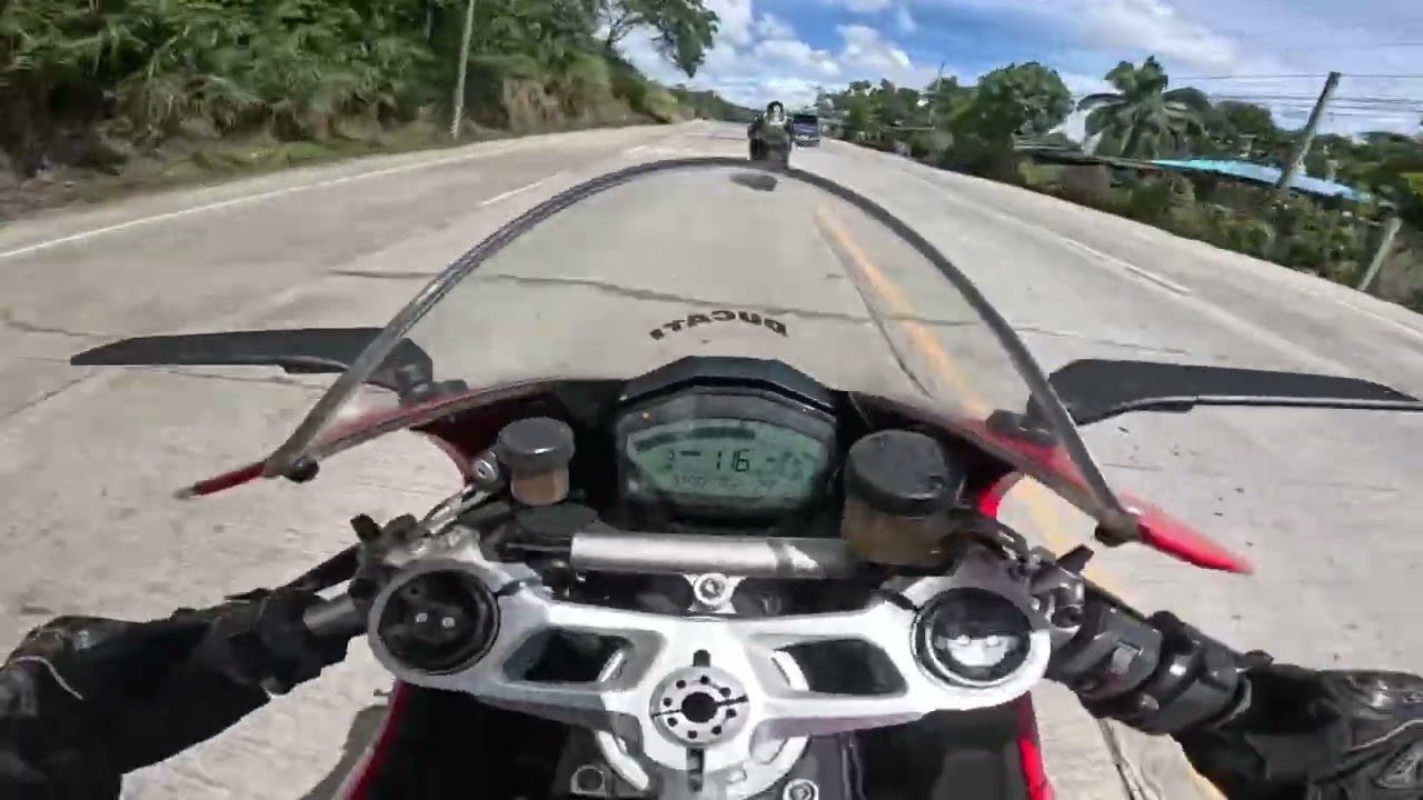 Ducati panigale v2 vs zx10r buda uphill run