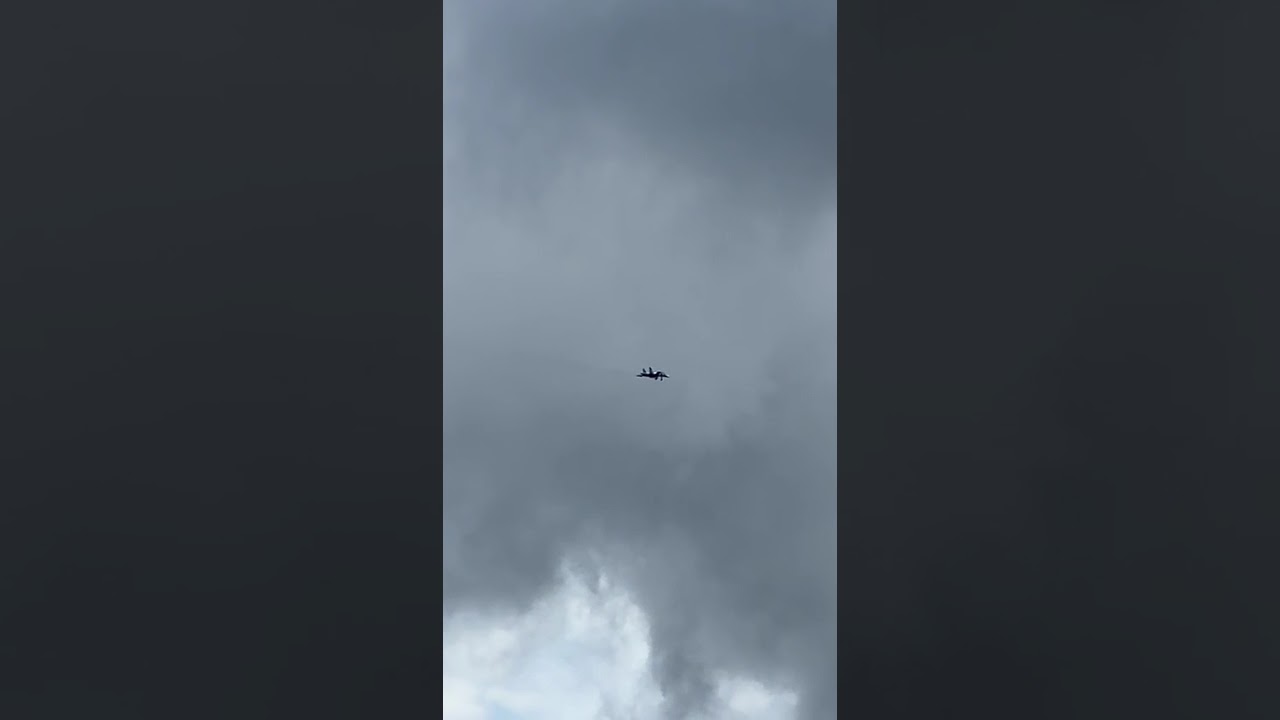 2025 Russian Air Force Su-34 landing gear malfunction video