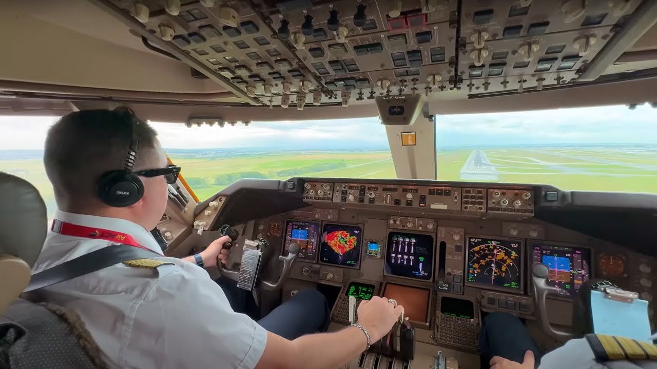 BOEING 747 Cockpit Landing - Paris - Charles de Gaulle - Windy Day