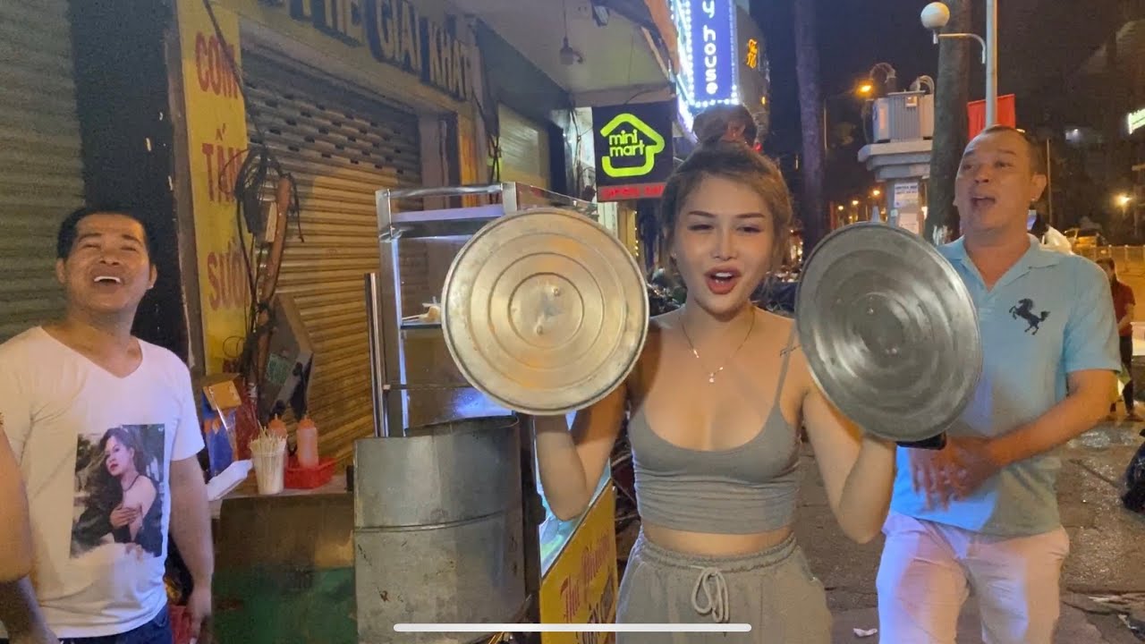 Cả nhóm chúc mừng sinh nhật Minh Tuyết, nhưng không quên nhắc đi trễ