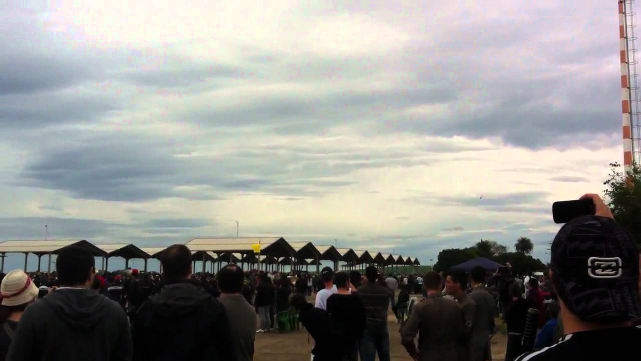 F18 Rompendo a Barreira do Som