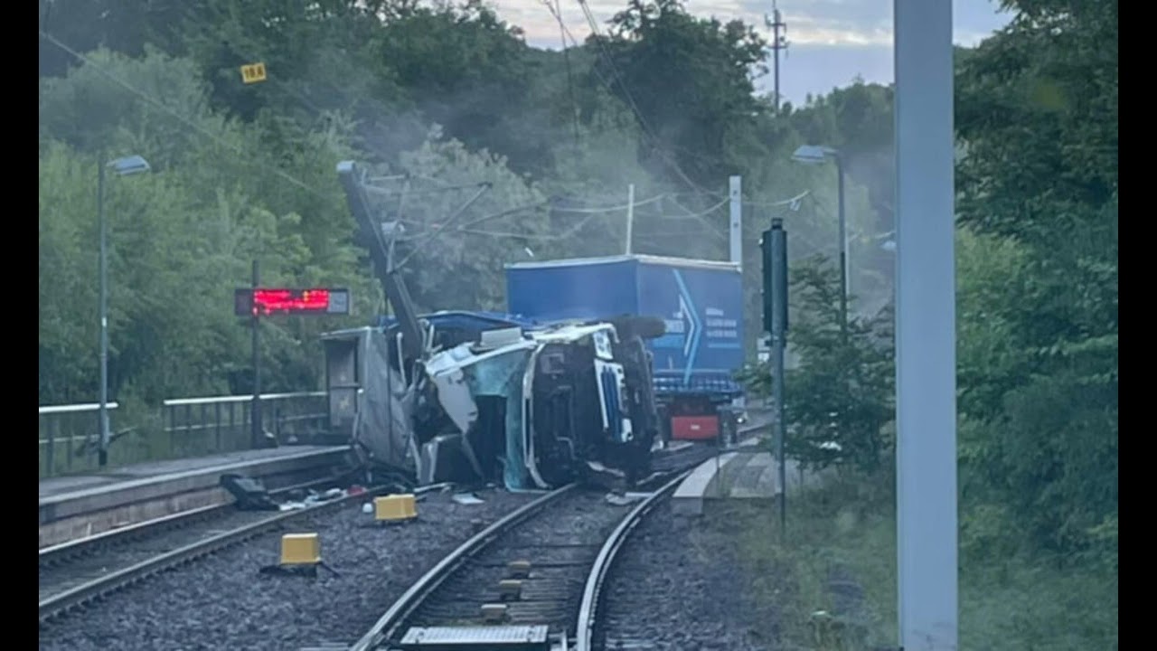 Schwerer Unfall bei Saarbr&uuml;cken legt Saarbahn lahm